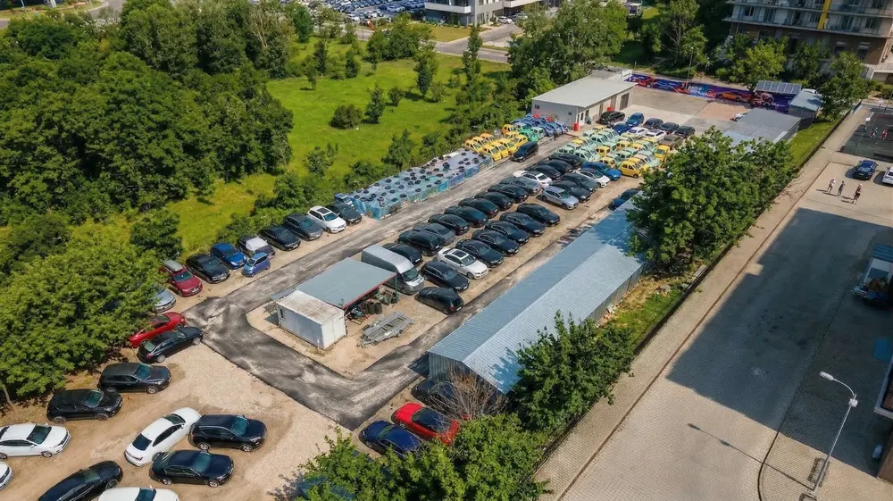 Parcul auto AutoKredit din București, văzut din dronă