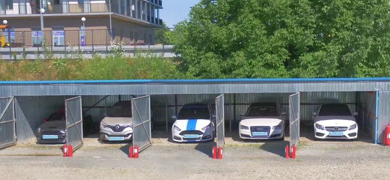 Parcări acoperite și supravegheate în parcul AutoKredit
